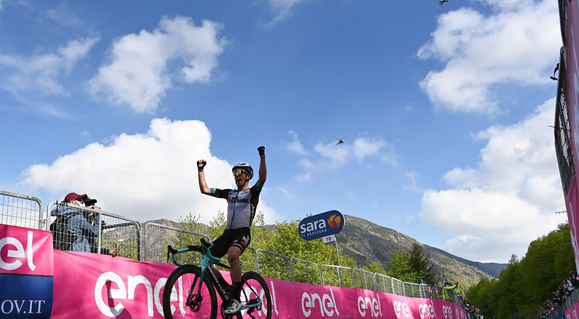 ALPE DI MERA - VALSESIA, ITALY - MAY 28: Simon Yates of United Kingdom and Team BikeExchange stage winner celebrates at arrival during the 104th Giro d'Italia 2021, Stage 19 a 166km stage from Abbiategrasso to Alpe di Mera - Valsesia 1531m / Team Presentation / Stage modified due to the tragic events on May the 23rd 2021 that involved the Mottarone Cableway / #UCIworldtour / @girodiitalia / #Giro / on May 28, 2021 in Alpe di Mera - Valsesia, Italy. (Photo by Stuart Franklin/Getty Images)